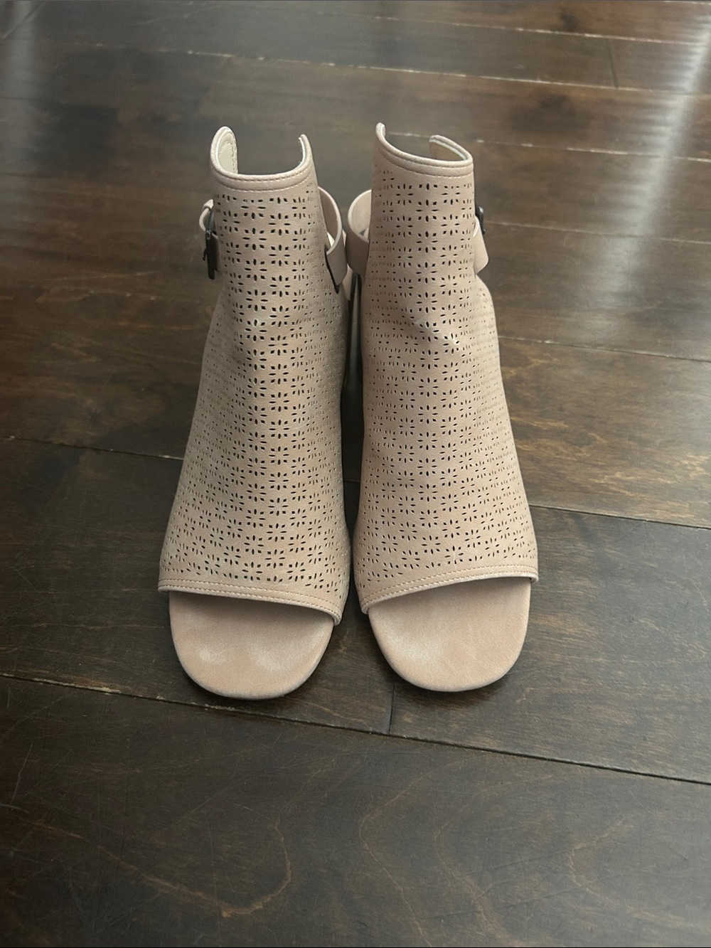 Market and Spruce transitional sandal size 8